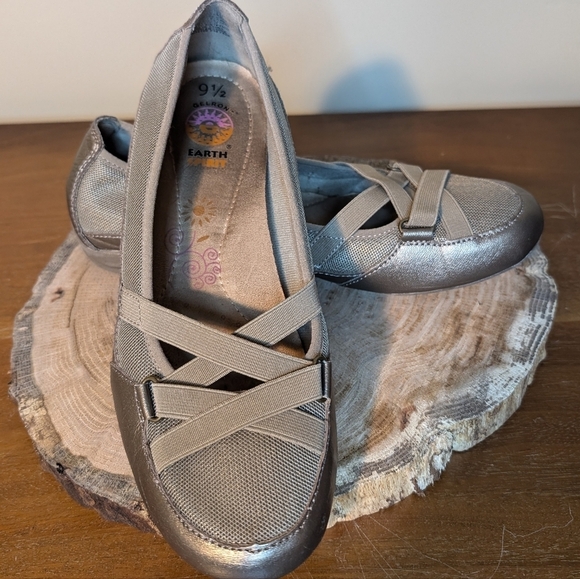 EARTH SPIRIT CLASSICS Brown Metallic Stretch Leather Slip-ons - Picture 1 of 8